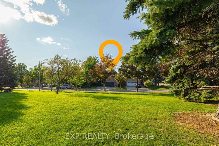Photo 43 at 633 Avonwick Avenue, Hurontario, Mississauga