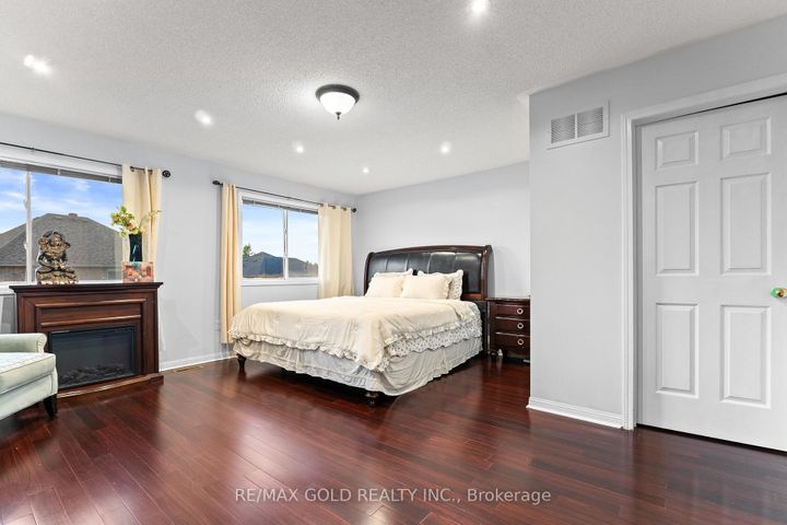 Photo 24 at 83 Mount Ranier Crescent, Wellington, Brampton