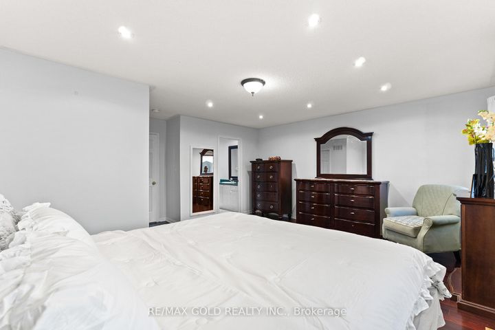 Photo 25 at 83 Mount Ranier Crescent, Wellington, Brampton