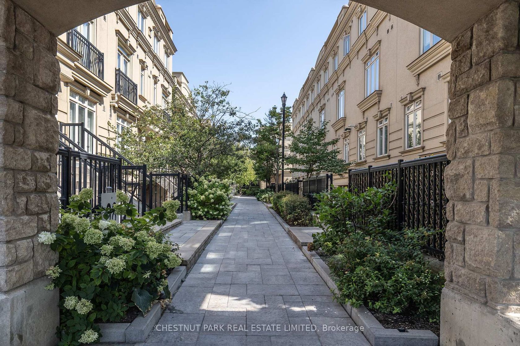 11 - 98 Carr Street, Chinatown, Toronto by Loree Meneguzzi Real Estate 11 - 98 Carr Street, Chinatown, Toronto