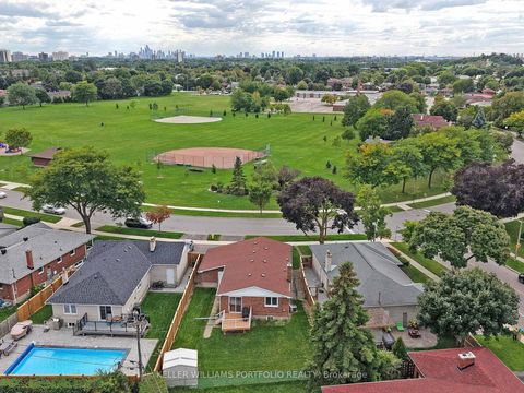 Photo 2 at 50 Dixfield Drive, West Deane, Toronto