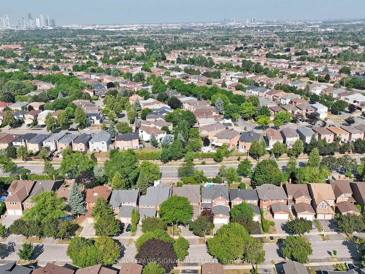 Photo 31 at 48 Millcroft Way, Brownridge, Vaughan