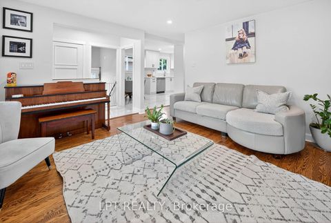 Photo 8 at 918 Walton Boulevard, Williamsburg, Whitby