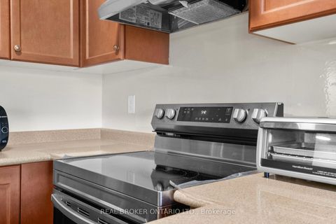 Photo 10 at 27 - 649E Warden Avenue, Birchmount, Toronto