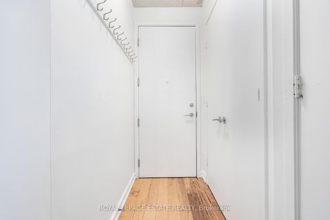 Photo 2 at 304 - 533 Richmond Street W, Waterfront Communities C1, Toronto
