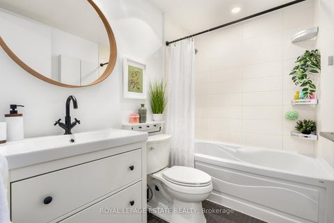 Photo 5 at 304 - 533 Richmond Street W, Waterfront Communities C1, Toronto