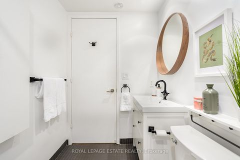 Photo 6 at 304 - 533 Richmond Street W, Waterfront Communities C1, Toronto