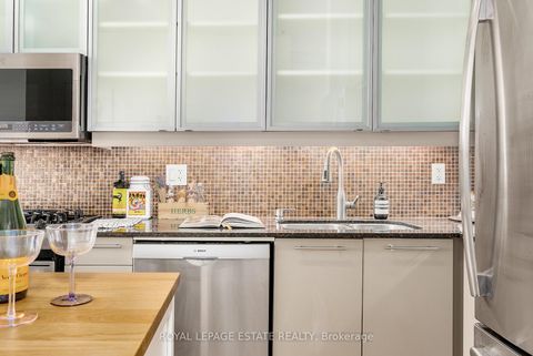 Photo 8 at 304 - 533 Richmond Street W, Waterfront Communities C1, Toronto
