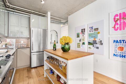 Photo 10 at 304 - 533 Richmond Street W, Waterfront Communities C1, Toronto