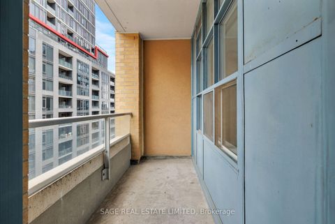 Photo 11 at 816 - 438 Richmond Street W, Waterfront Communities C1, Toronto