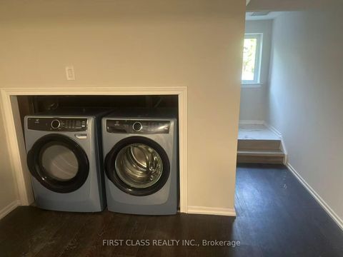 Photo 10 at 32 Scenic Mill Way, Windfields, Toronto