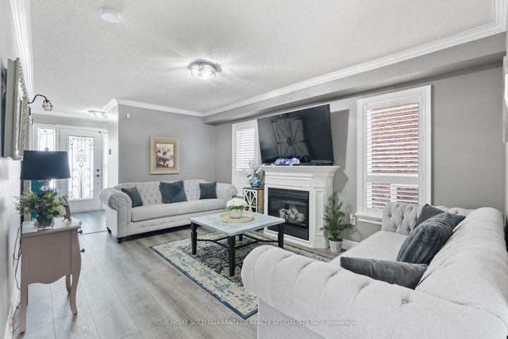 Photo 3 at 77 Beaverbrook Crescent, Maple, Vaughan