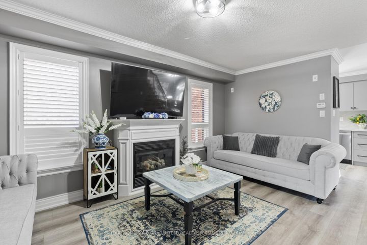 Photo 4 at 77 Beaverbrook Crescent, Maple, Vaughan