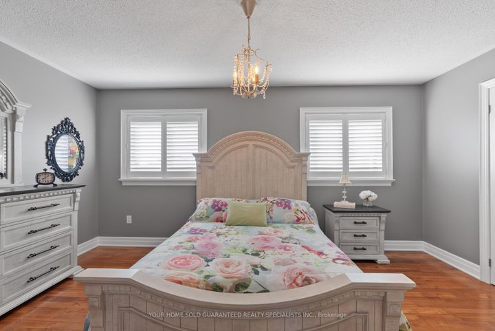 Photo 11 at 77 Beaverbrook Crescent, Maple, Vaughan