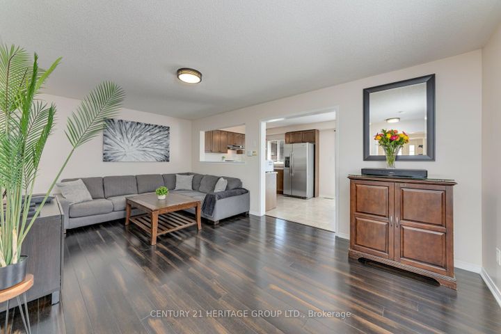 Photo 3 at 735 Miller Park Avenue, Bradford, Bradford West Gwillimbury