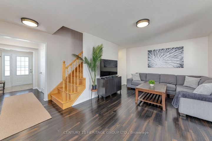 Photo 4 at 735 Miller Park Avenue, Bradford, Bradford West Gwillimbury