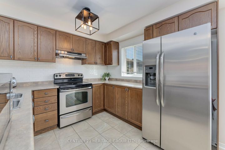 Photo 5 at 735 Miller Park Avenue, Bradford, Bradford West Gwillimbury
