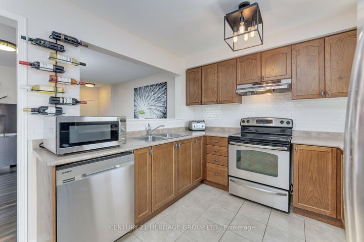 Photo 6 at 735 Miller Park Avenue, Bradford, Bradford West Gwillimbury