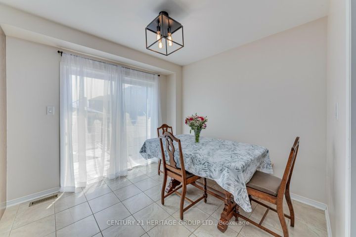 Photo 7 at 735 Miller Park Avenue, Bradford, Bradford West Gwillimbury