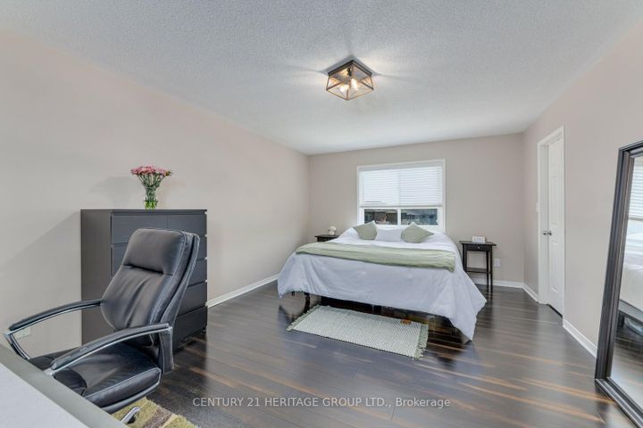 Photo 9 at 735 Miller Park Avenue, Bradford, Bradford West Gwillimbury