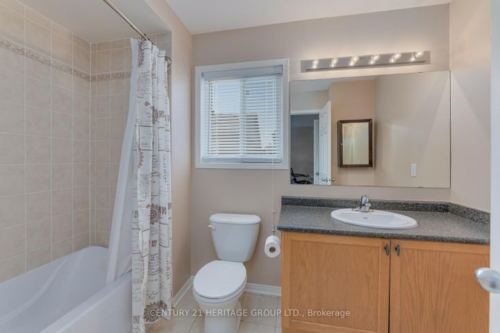 Photo 11 at 735 Miller Park Avenue, Bradford, Bradford West Gwillimbury