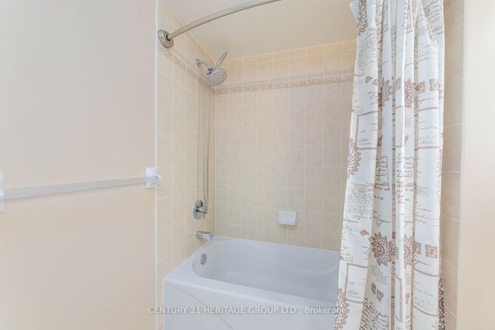 Photo 12 at 735 Miller Park Avenue, Bradford, Bradford West Gwillimbury