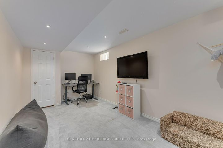Photo 16 at 735 Miller Park Avenue, Bradford, Bradford West Gwillimbury
