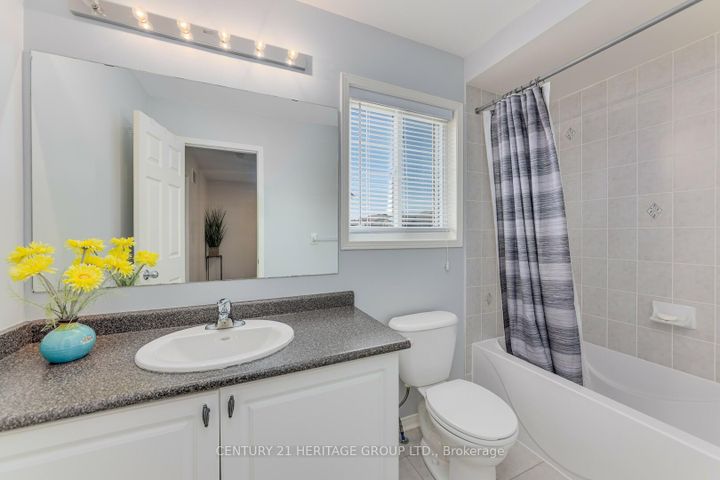 Photo 17 at 735 Miller Park Avenue, Bradford, Bradford West Gwillimbury