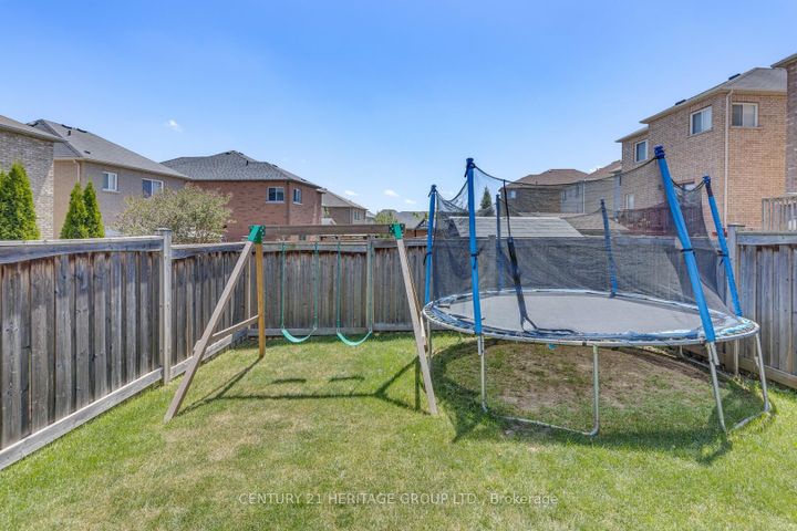 Photo 20 at 735 Miller Park Avenue, Bradford, Bradford West Gwillimbury