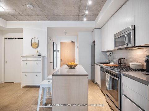 Photo 4 at 1217 - 111 Bathurst Street, Waterfront Communities C1, Toronto
