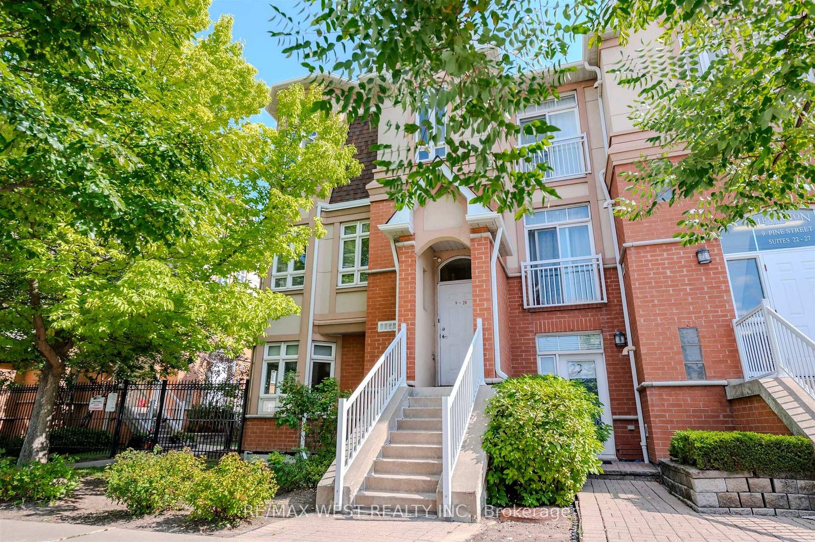 28 - 9 Pine Street, Weston, Toronto 