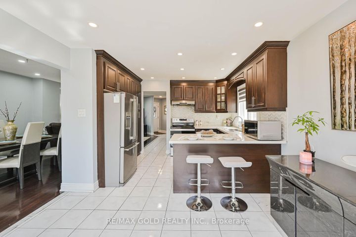 Photo 13 at 101 Beaconsfield Avenue, Fletcher's West, Brampton
