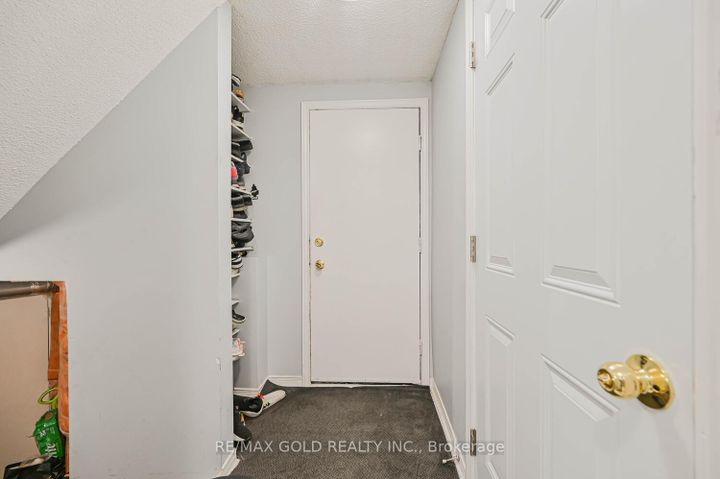 Photo 36 at 101 Beaconsfield Avenue, Fletcher's West, Brampton