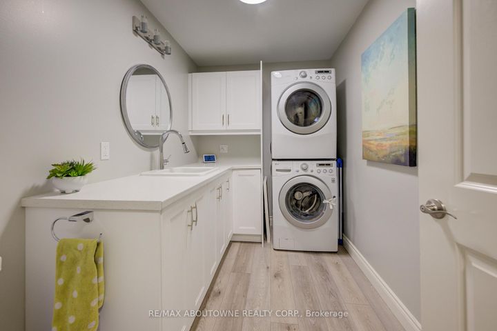 Photo 5 at 7 - 44 Flamboro Street, Waterdown, Hamilton