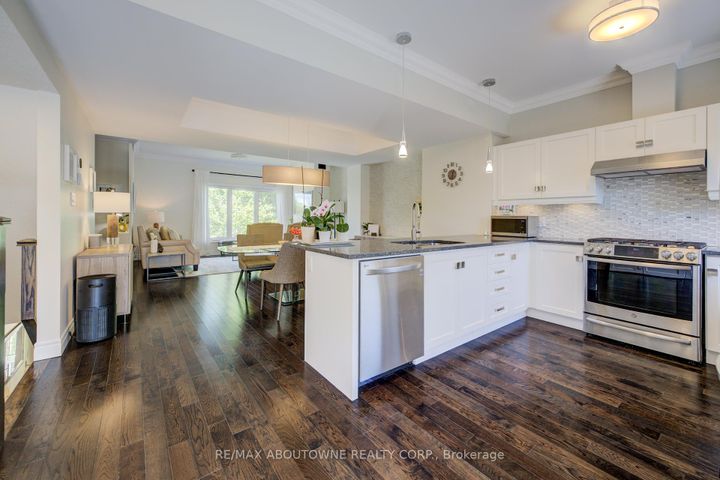 Photo 10 at 7 - 44 Flamboro Street, Waterdown, Hamilton