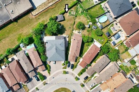 Photo 2 at 20 Terra Road, East Woodbridge, Vaughan