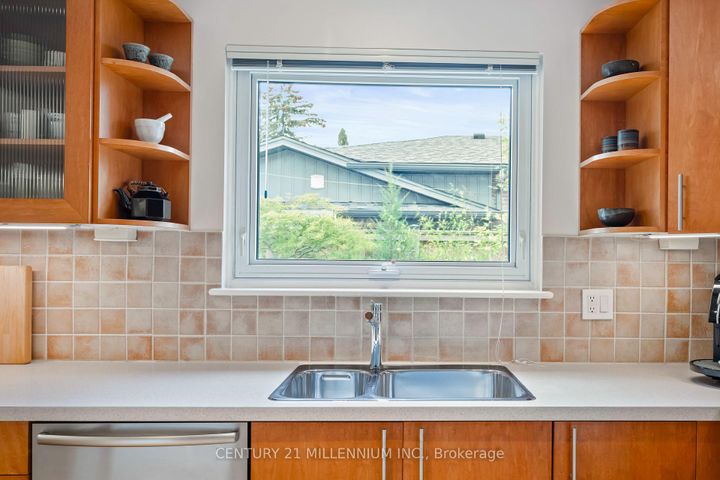 Photo 11 at 43 Erindale Crescent, Brampton East, Brampton