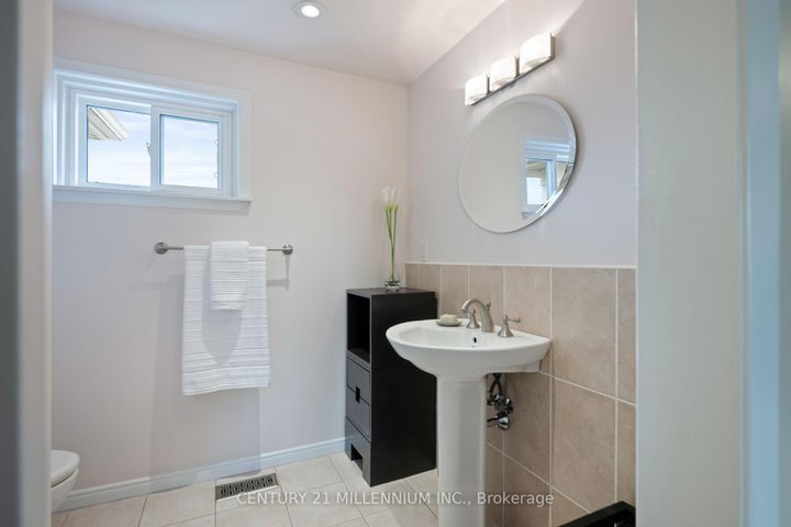 Photo 15 at 43 Erindale Crescent, Brampton East, Brampton