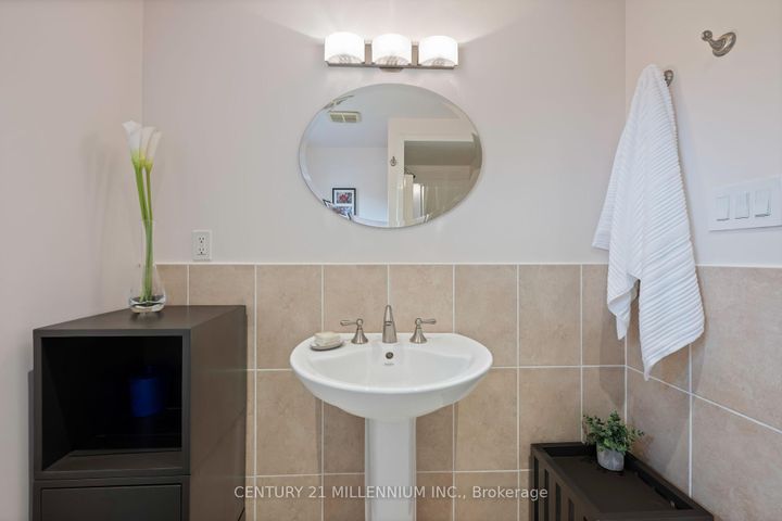 Photo 16 at 43 Erindale Crescent, Brampton East, Brampton