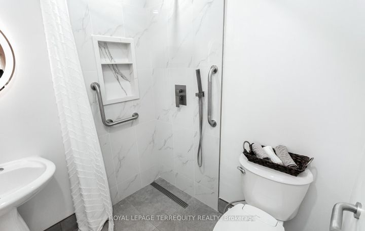 Photo 17 at 4762 Allegheny Road, Hurontario, Mississauga