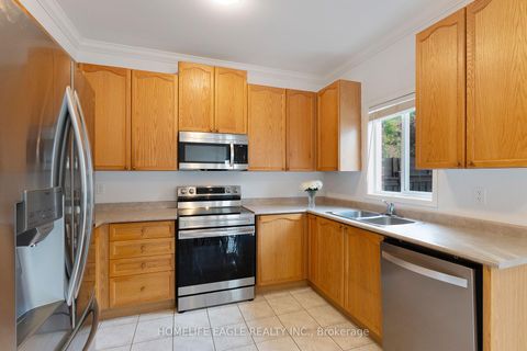 Photo 13 at 90 Barnwood Drive, Oak Ridges Lake Wilcox, Richmond Hill