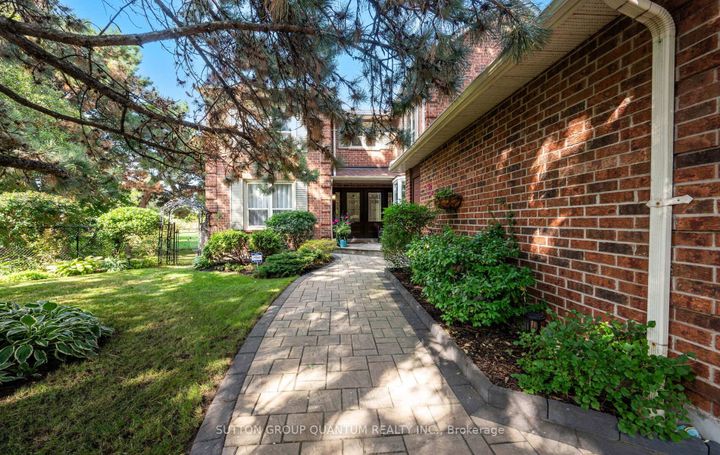 Photo 3 at 4008 Powderhorn Court, Erin Mills, Mississauga