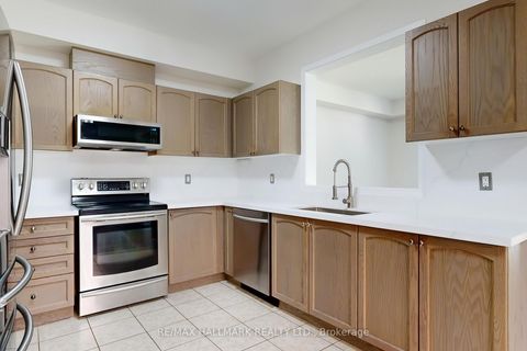 Photo 7 at 138 Olde Bayview Avenue, Oak Ridges Lake Wilcox, Richmond Hill
