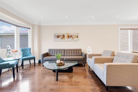 Photo 4 at 41 Dunbarton Court, Harding, Richmond Hill