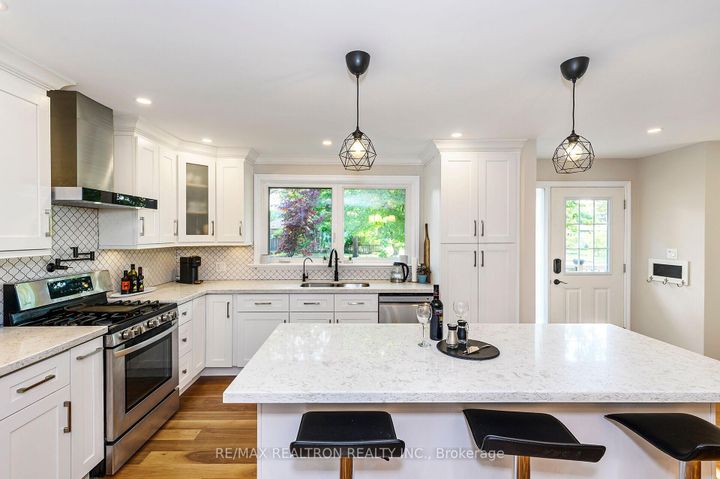 Photo 3 at 5472 Randolph Crescent, Appleby, Burlington