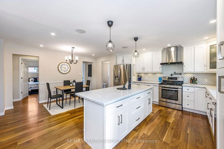 Photo 6 at 5472 Randolph Crescent, Appleby, Burlington