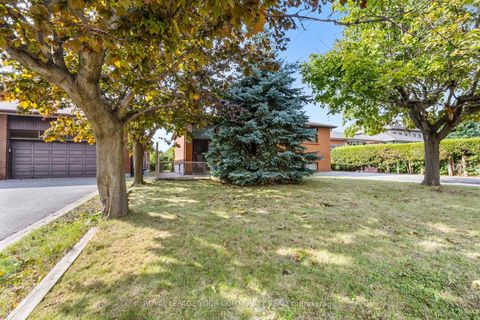 Photo 2 at 221 Elgin Mills Road W, Mill Pond, Richmond Hill