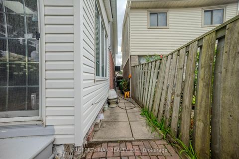Photo 7 at 52 Whispering Willow Pathway, Malvern, Toronto