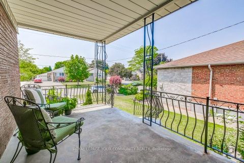 Photo 2 at 52 Whitburn Crescent, CFB, Toronto
