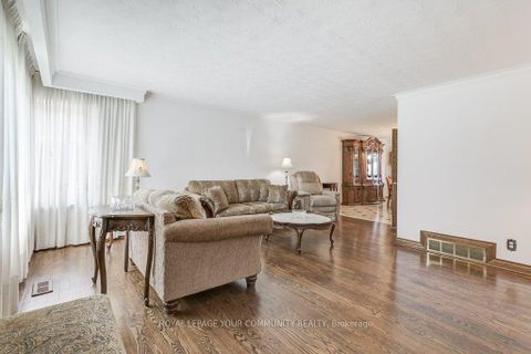 Photo 5 at 52 Whitburn Crescent, CFB, Toronto